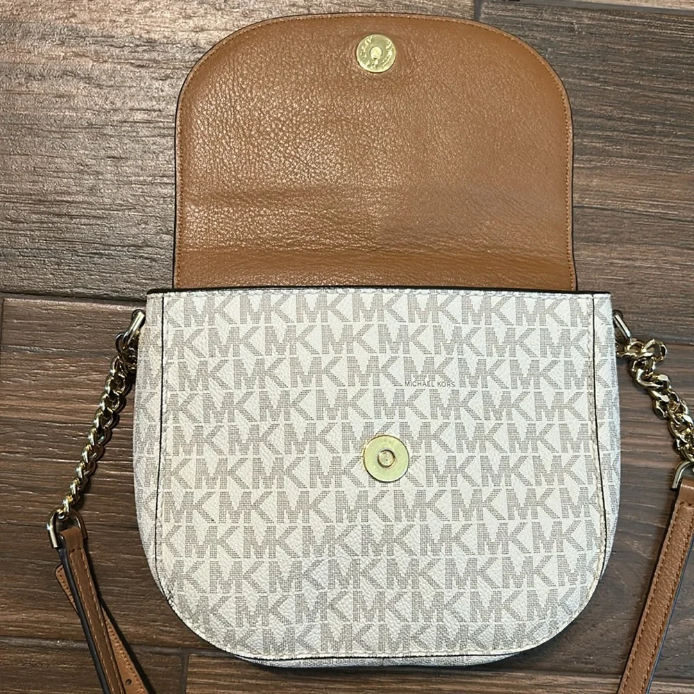Michael Kors Mott Logo Dome Crossbody Purse Tan‎ Leather Cream Logo Gold Tone